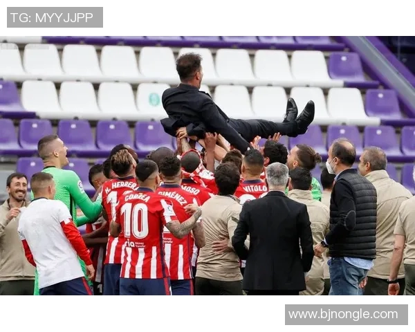 西甲冠军悬念再起！西蒙尼麾下马德里竞技强势追平皇马，三强争霸格局成型